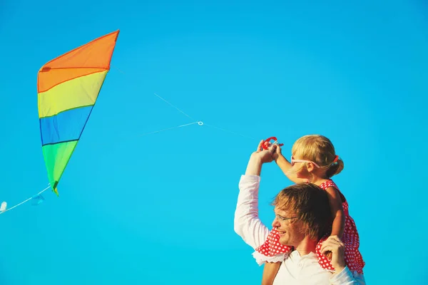 Vater und kleine Tochter fliegen Drachen am Himmel — Stockfoto