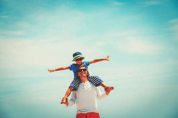 父と幼い息子の青い夏の空で遊ぶ — ストック写真