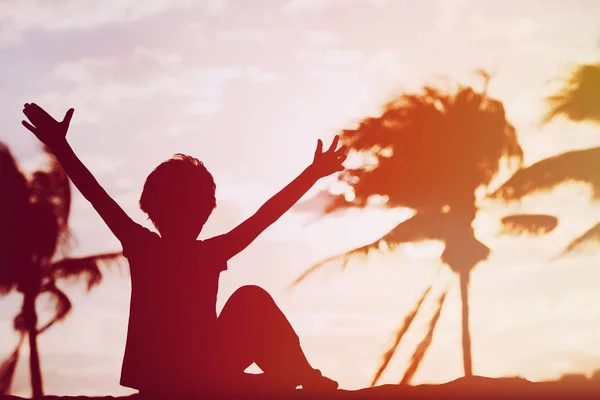 Niño feliz disfrutar de la playa puesta del sol — Foto de Stock