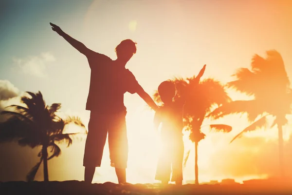Pai e filho se divertindo no pôr do sol — Fotografia de Stock