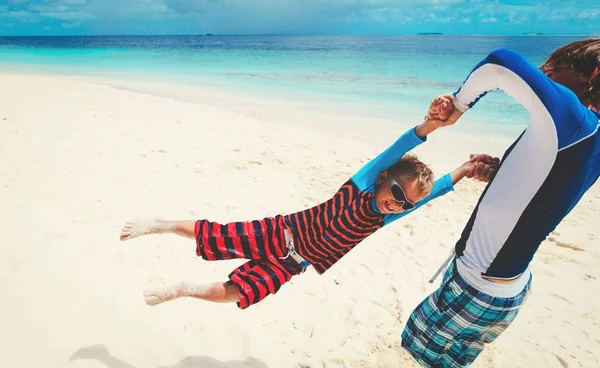 Apa és fia a strandon játék — Stock Fotó