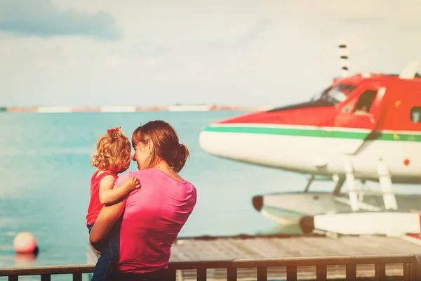Mother and little daughter waiting for seaplane — Stock Photo, Image