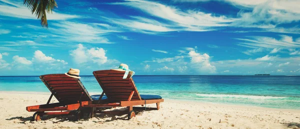 Due sedie sulla spiaggia tropicale — Foto Stock