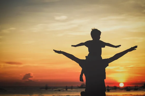 Père et fils sur la plage du coucher du soleil — Photo