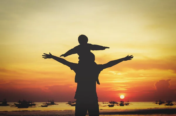 父亲和儿子在日落海滩上 — 图库照片