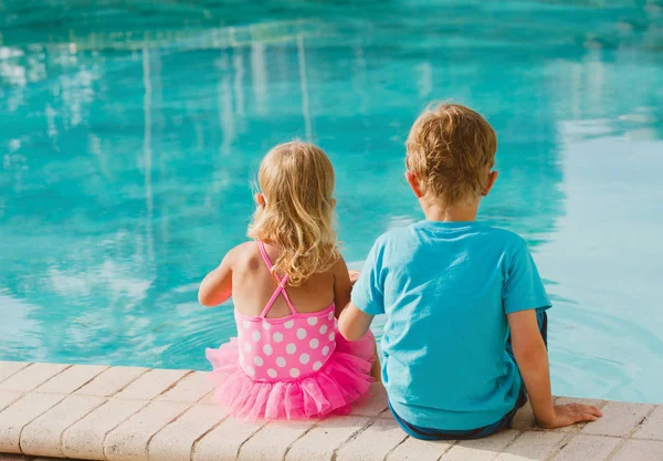 Kleine Jungen und Mädchen spielen am Pool — Stockfoto