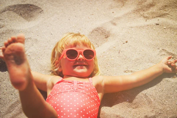 Cute little girl having fun on beach — Stock Photo, Image