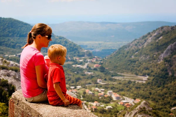Madre con niños trave en las montañas — Foto de Stock