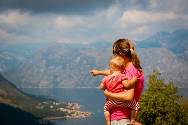 Mère et petite fille voyagent en montagne — Photo