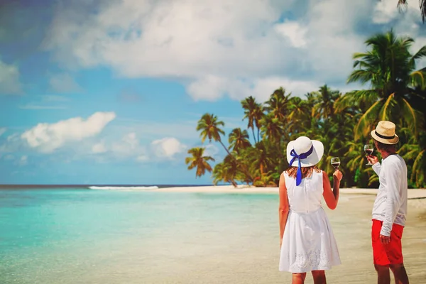 Gelukkig verliefde paar drinken van wijn op strand — Stockfoto