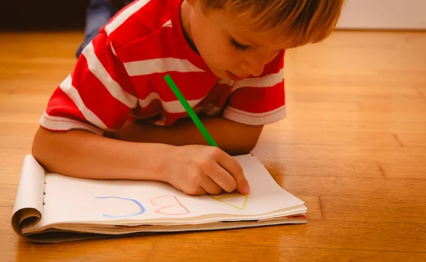 Маленький мальчик пишет письма, образование и обучение — стоковое фото