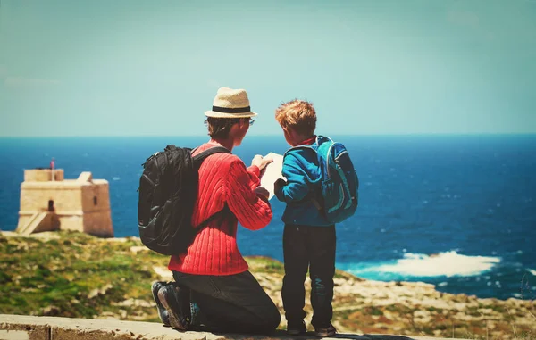 Voyage en famille - père et fils regardant la carte dans la nature — Photo