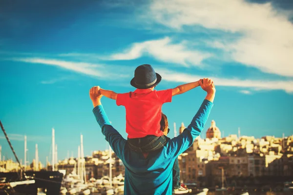 Family travel - father and son on shoulders play at sky — Stock Photo, Image