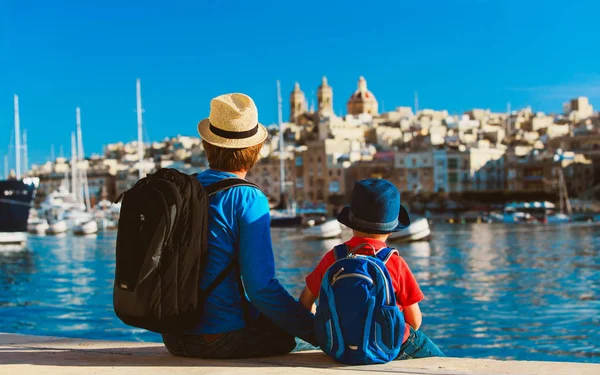 Πατέρας και γιος κοιτάζοντας πόλη της Βαλέτα, Μάλτα — Φωτογραφία Αρχείου
