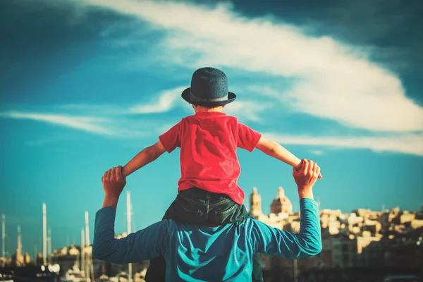 Viagem de família - pai e filho em ombros brincam no céu — Fotografia de Stock