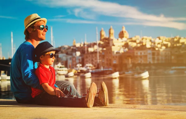 Pai e filho olhando para a cidade de Valetta, Malta — Fotografia de Stock