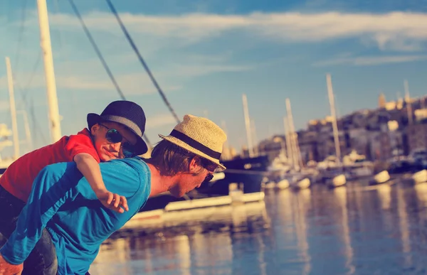 Viajes en familia - padre e hijo jugando en el muelle de Malta —  Fotos de Stock