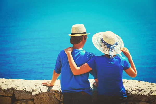 Feliz jovem casal em férias no mar — Fotografia de Stock
