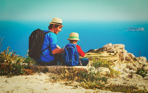 Padre e hijo viajan en las montañas — Foto de Stock