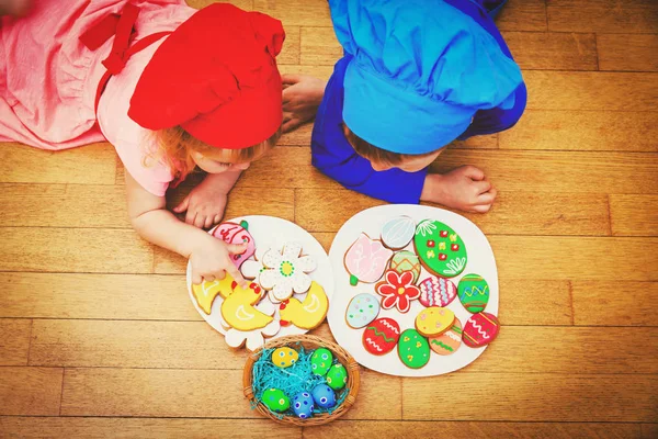 Petit garçon et fille jouer avec Pâques cookies — Photo