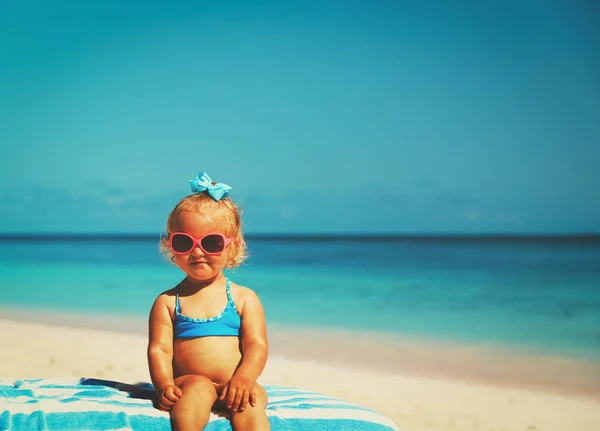 Padre e carino piccola figlia amorevole abbraccio in spiaggia — Foto Stock