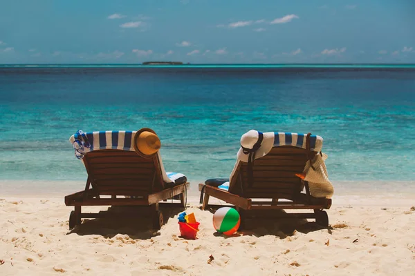 Два пляжных шезлонга на отдыхе — стоковое фото