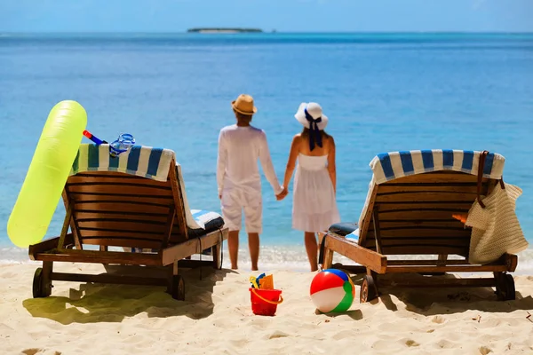 Coppia felice rilassarsi su una spiaggia tropicale — Foto Stock