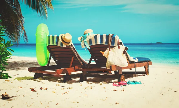İki sandalye üzerinde tatil tropikal plaj — Stok fotoğraf