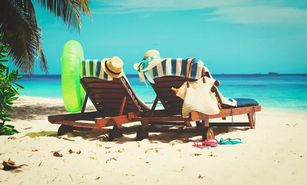 Dos sillas de playa en vacaciones tropicales — Foto de Stock