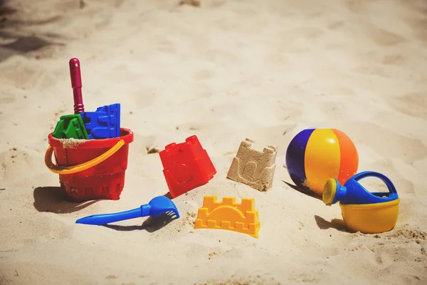 Tropikal kumsalda çocuk oyuncakları