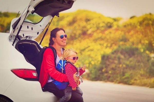 Mother and little daughter travel by car — Stock Photo, Image