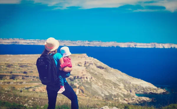 Mãe com filha pequena viajar na natureza — Fotografia de Stock