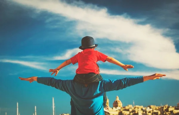 Family travel - father and son on shoulders play at sky — Stock Photo, Image