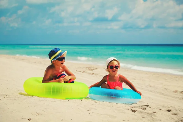 Sevimli küçük erkek ve kız plajda oyna — Stok fotoğraf