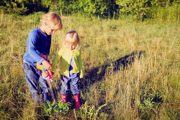 Niño y niña trabajando en el jardín — Foto de Stock