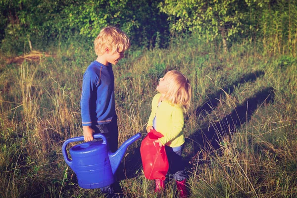 Anak laki-laki dan perempuan bekerja di kebun — Stok Foto