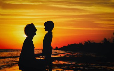 mutlu baba ve oğul günbatımı Plajı'nda