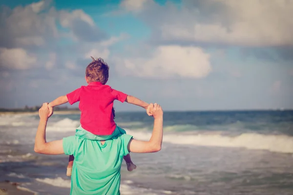 Gelukkig vader en zoon spelen op zee — Stockfoto