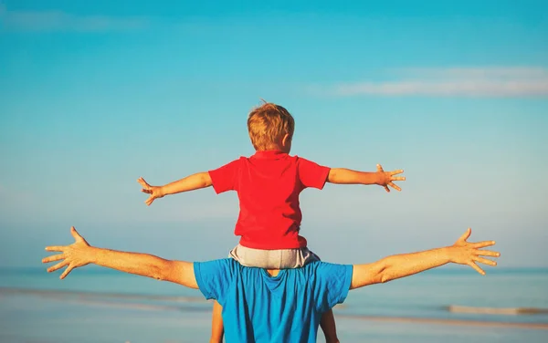 Feliz padre e hijo jugando en el mar —  Fotos de Stock