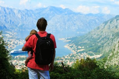 Baba küçük kızı seyahat dağlarda hiking ile