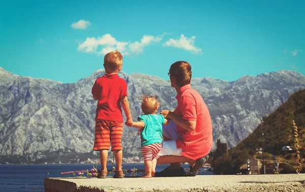 Pappa med två barn resa i Montenegro — Stockfoto