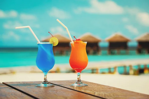 Dwa koktajle na tropikalnej plaży — Zdjęcie stockowe