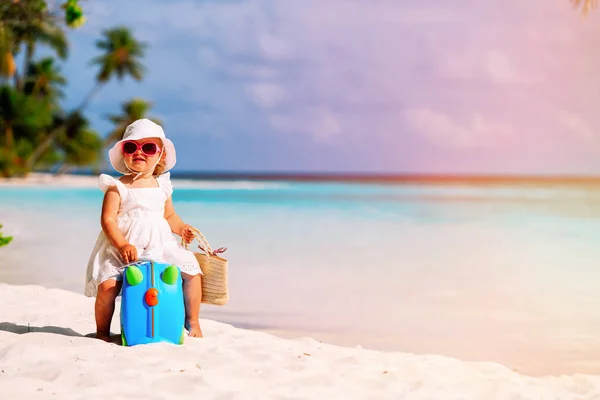 Симпатичная маленькая девочка путешествует по летнему пляжу — стоковое фото