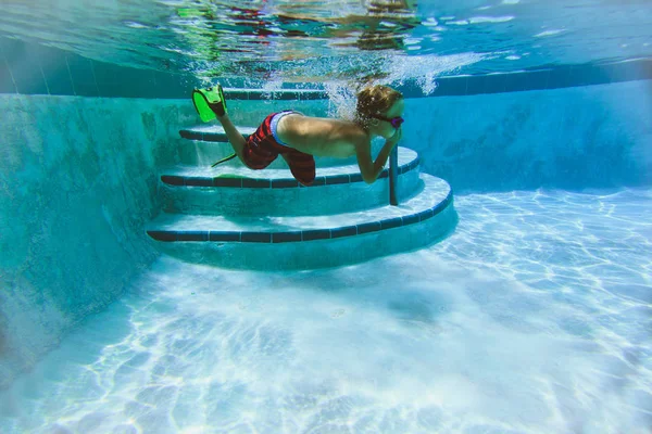 Little boy swimming underwater — Stock Photo, Image