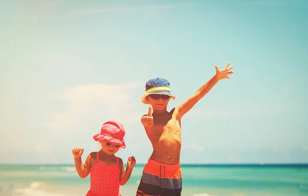 Crianças se divertindo na praia de verão — Fotografia de Stock