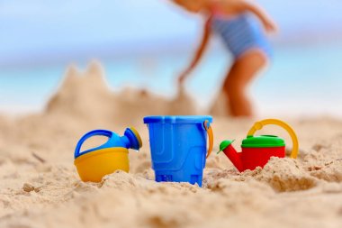 oyuncaklar ve küçük kız plajda sandcastle bina çocuklar