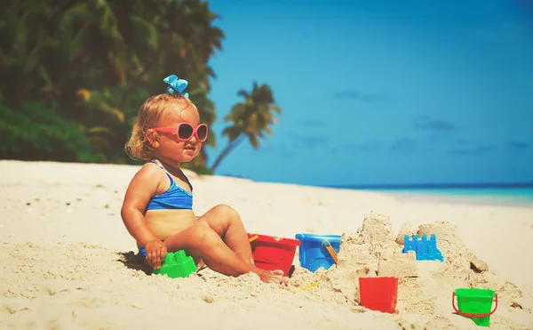 Carino bambina giocare con sabbia sulla spiaggia — Foto Stock