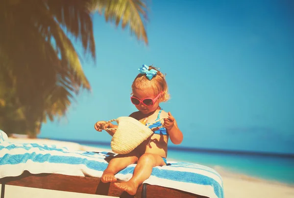 Bambina con crema solare in spiaggia — Foto Stock