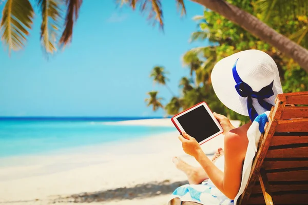 Frau mit Touchpad am tropischen Strand — Stockfoto