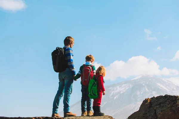 Turistika v horách cestovní otce a dvě děti — Stock fotografie